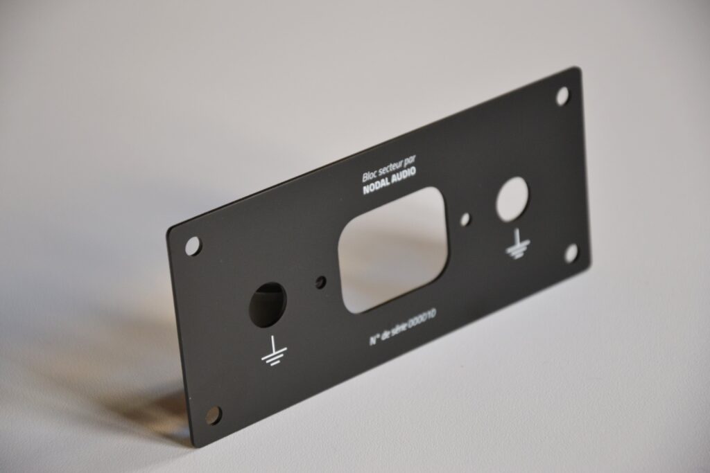 Plaque personnalisee en metal noir multiprise Nodal Audio